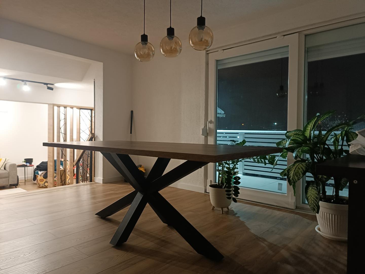 Čelične noge za stolove u uradi sam projektu sa pločom od duple iverice